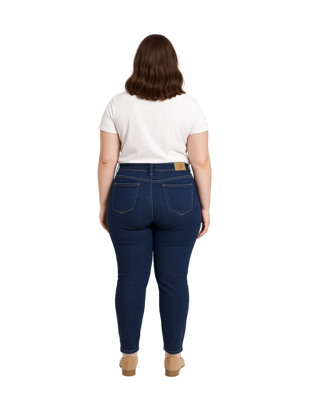 Mujer vistiendo pantalones jeans skinny de color azul oscuro y una camiseta blanca.