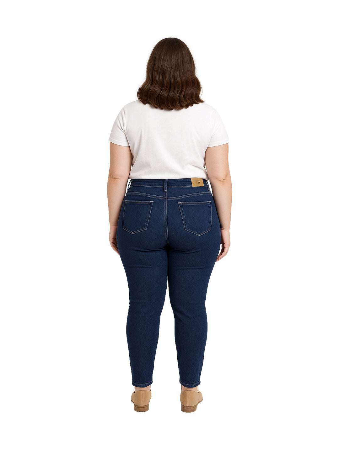 Mujer vistiendo pantalones jeans skinny de color azul oscuro y una camiseta blanca.