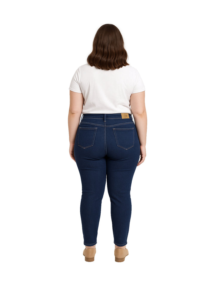 Mujer vistiendo pantalones jeans skinny de color azul oscuro y una camiseta blanca.