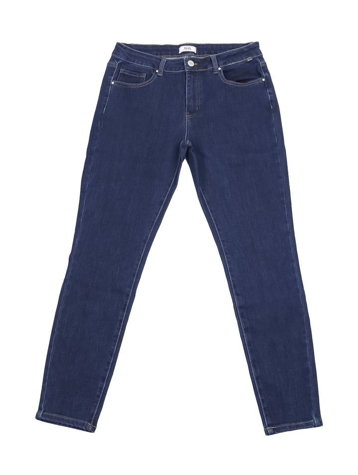 Mujer vistiendo pantalones jeans skinny de color azul oscuro y una camiseta blanca.
