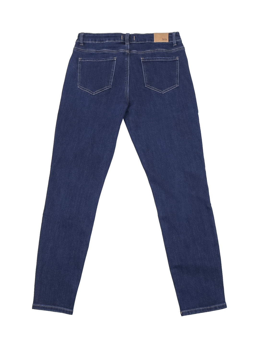 Mujer vistiendo pantalones jeans skinny de color azul oscuro y una camiseta blanca.