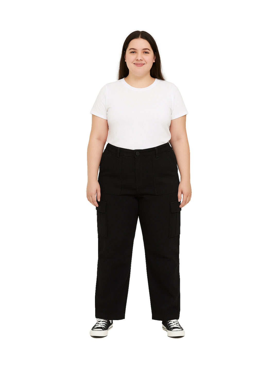 Mujer vistiendo pantalones cargo color negro de corte recto y cintura alta.