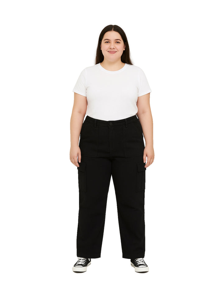 Mujer vistiendo pantalones cargo color negro de corte recto y cintura alta.