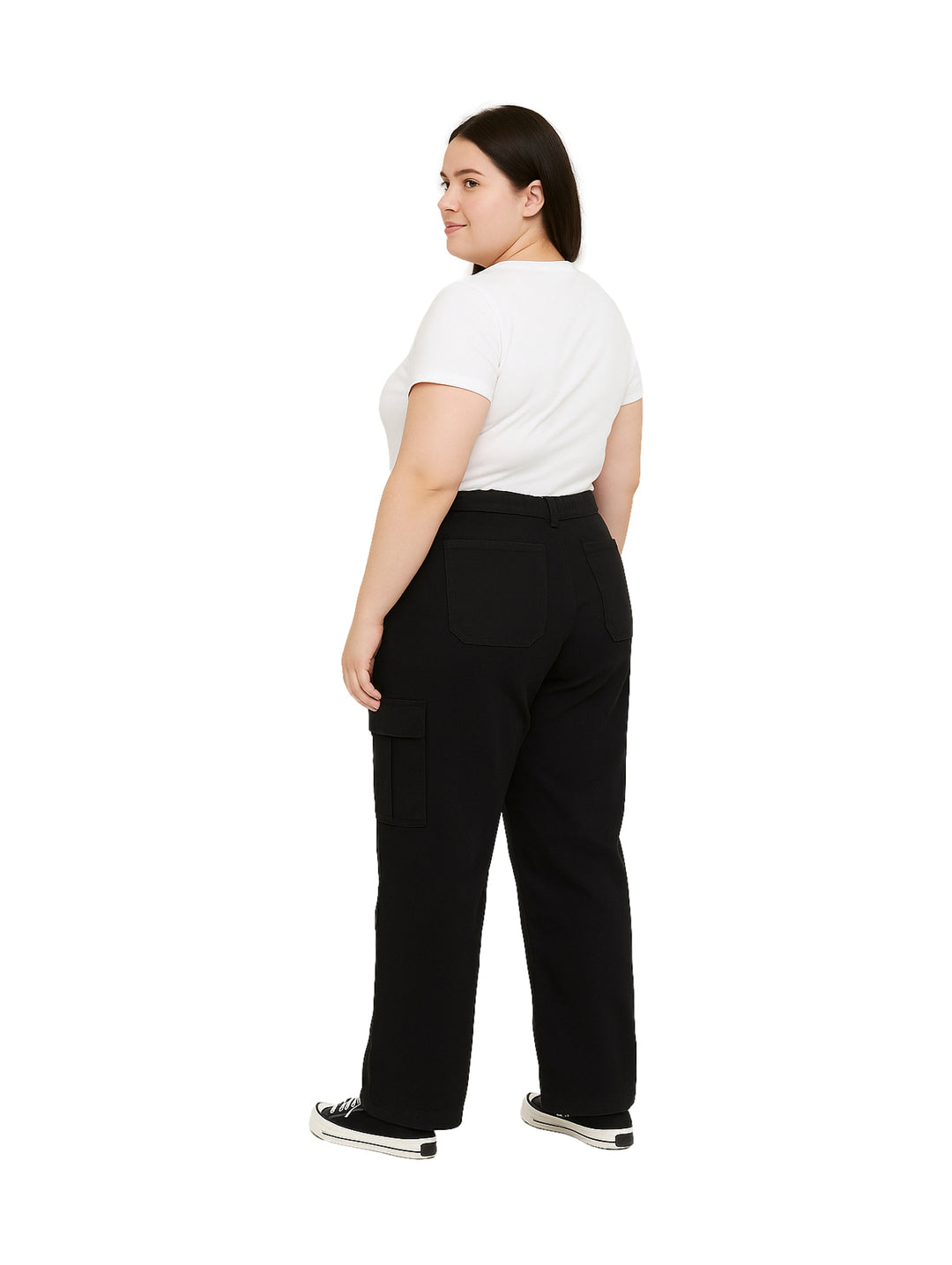 Mujer vistiendo pantalones cargo color negro de corte recto y cintura alta.