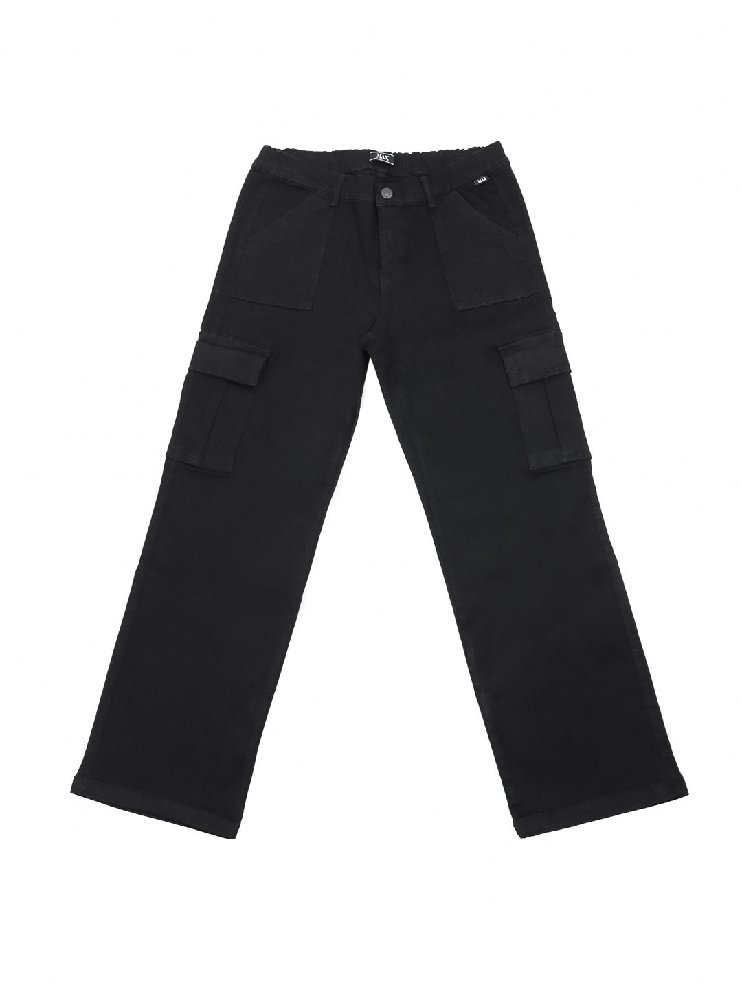 Mujer vistiendo pantalones cargo color negro de corte recto y cintura alta.