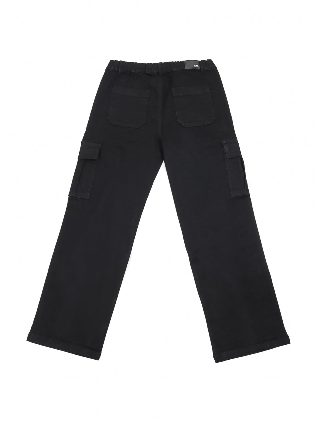 Mujer vistiendo pantalones cargo color negro de corte recto y cintura alta.