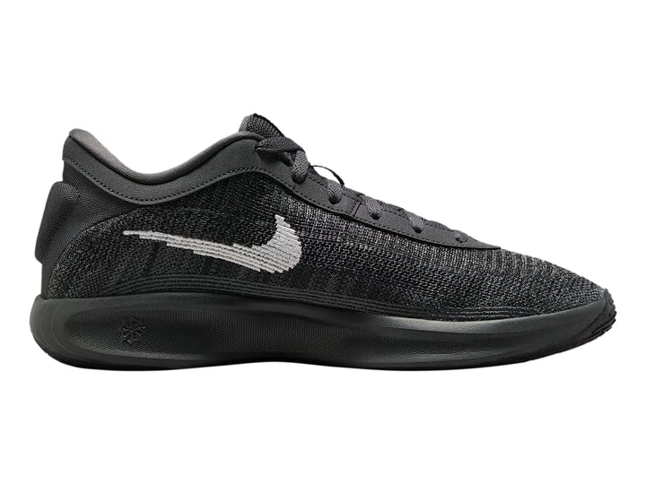 Tenis de baloncesto Nike GT Hustle Academy en color gris oscuro y negro con el logotipo de Nike en blanco.