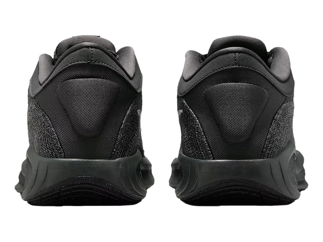 Tenis de baloncesto Nike GT Hustle Academy en color gris oscuro y negro con el logotipo de Nike en blanco.