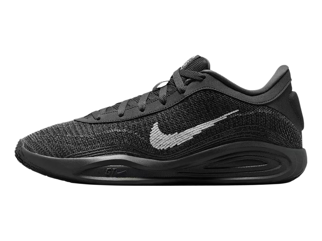 Tenis de baloncesto Nike GT Hustle Academy en color gris oscuro y negro con el logotipo de Nike en blanco.