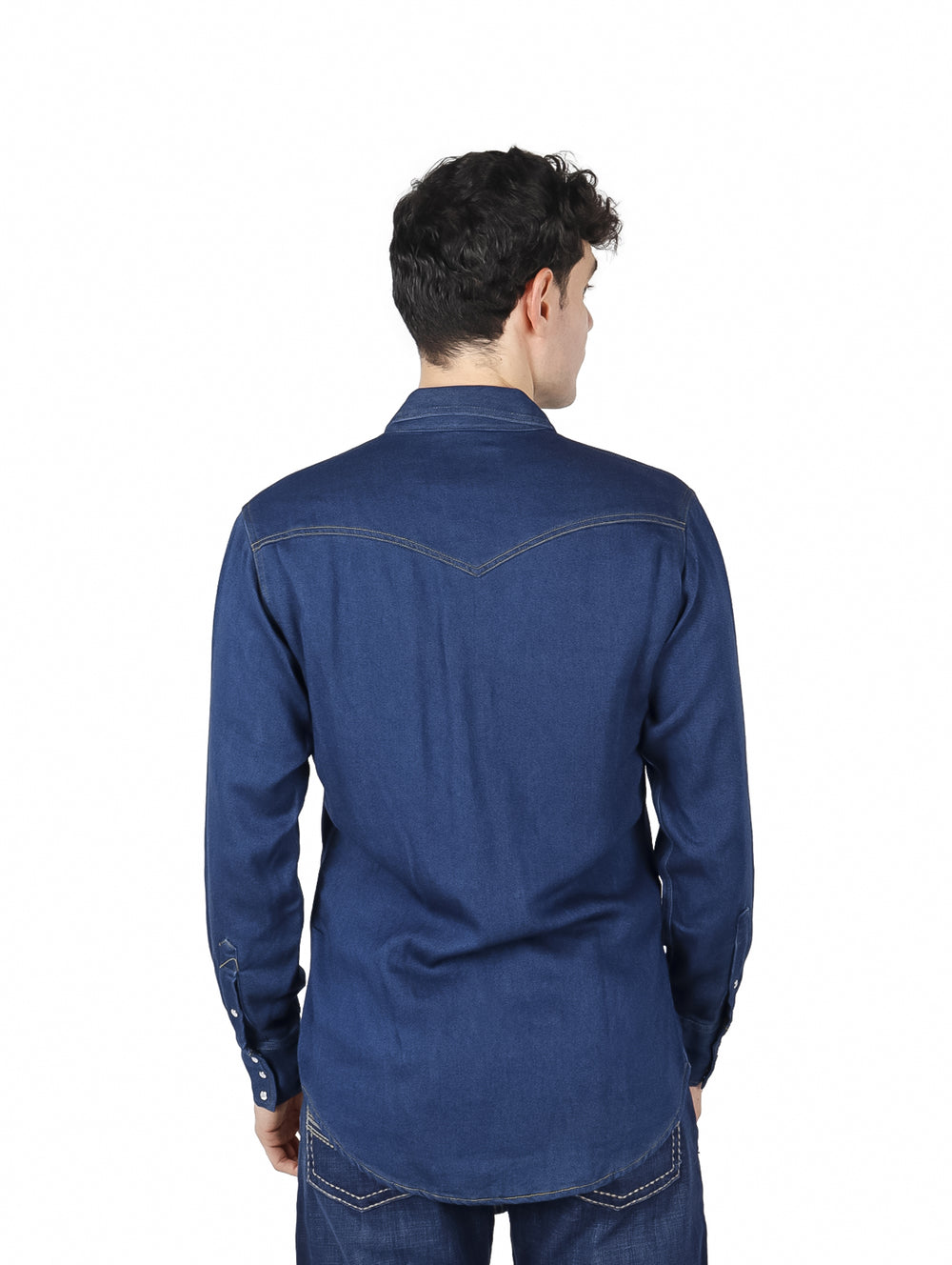 Hombre vistiendo una camisa de mezclilla color índigo de manga larga con bolsillos frontales.