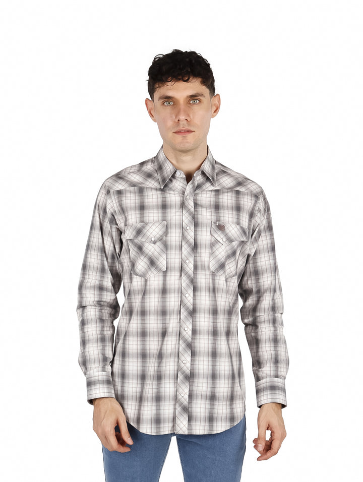 Hombre vistiendo camisa Wrangler de cuadros en color gris y blanco.
