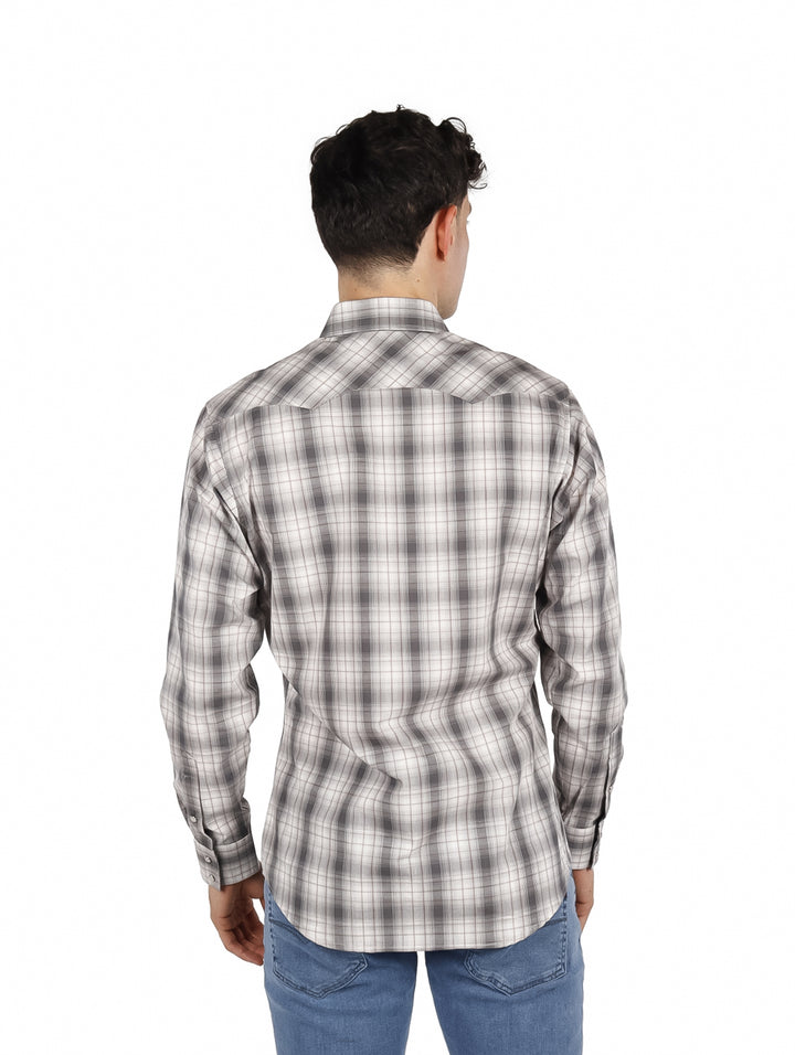 Hombre vistiendo camisa Wrangler de cuadros en color gris y blanco.
