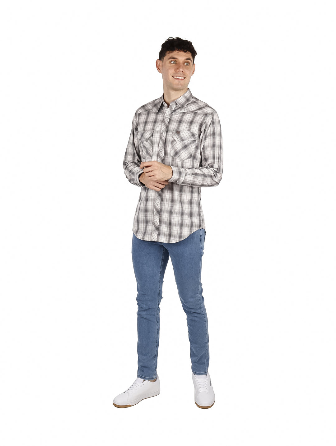 Hombre vistiendo camisa Wrangler de cuadros en color gris y blanco.