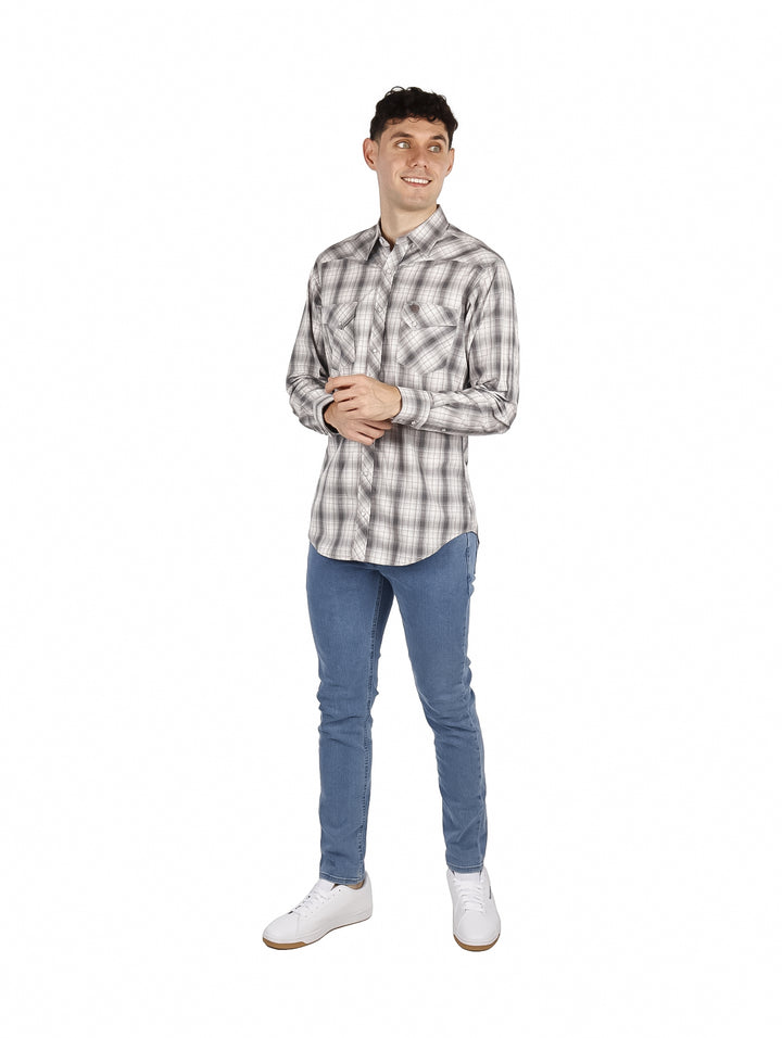 Hombre vistiendo camisa Wrangler de cuadros en color gris y blanco.