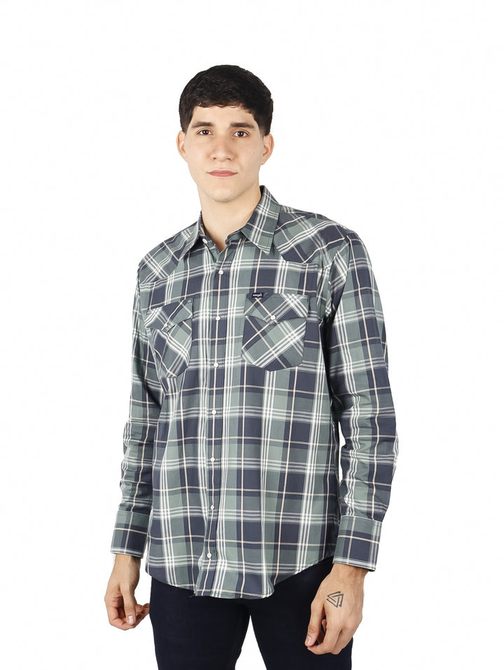 Hombre vistiendo una camisa Wrangler de manga larga con estampado de cuadros en tonos verde y gris.