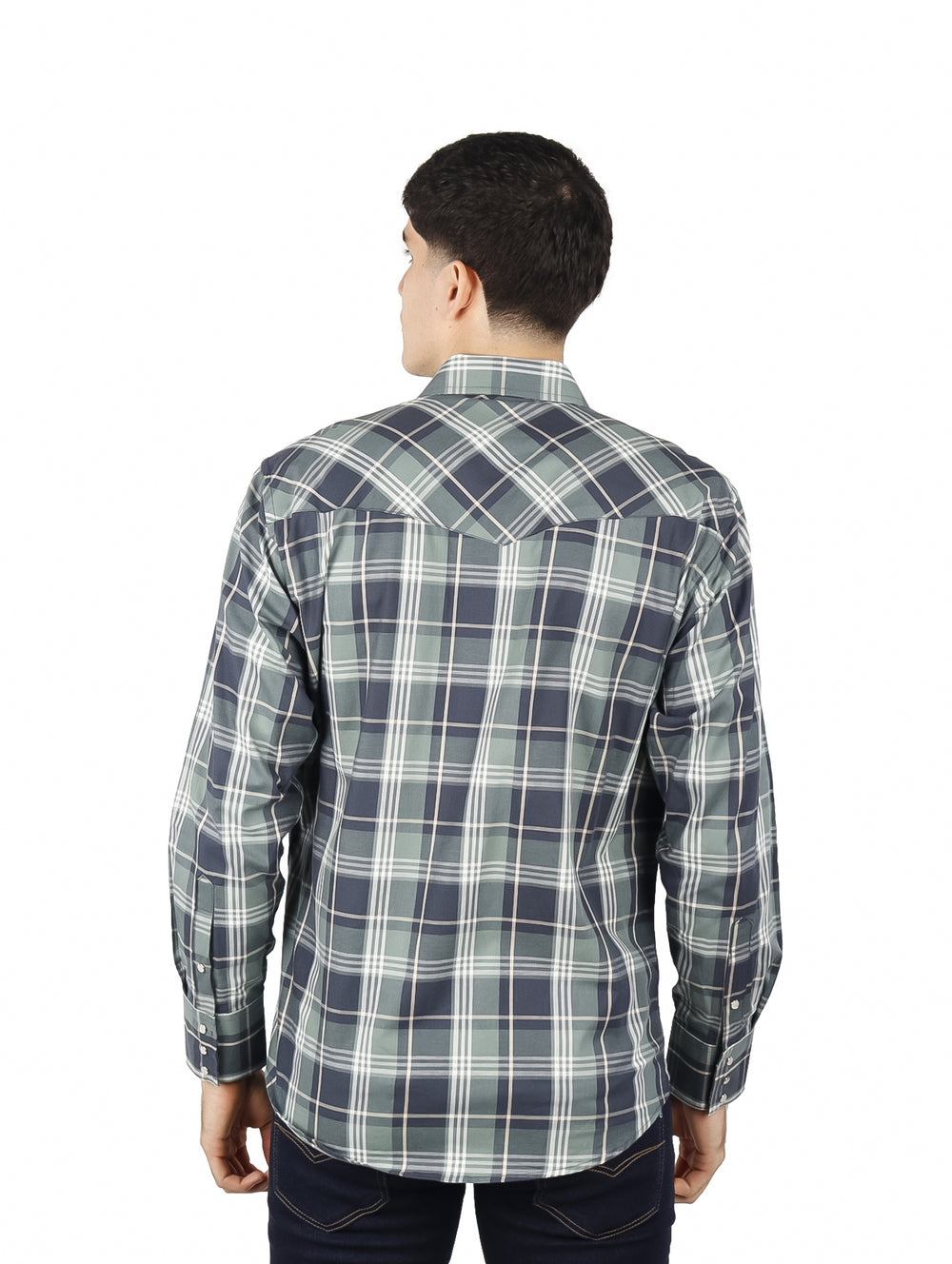 Hombre vistiendo una camisa Wrangler de manga larga con estampado de cuadros en tonos verde y gris.