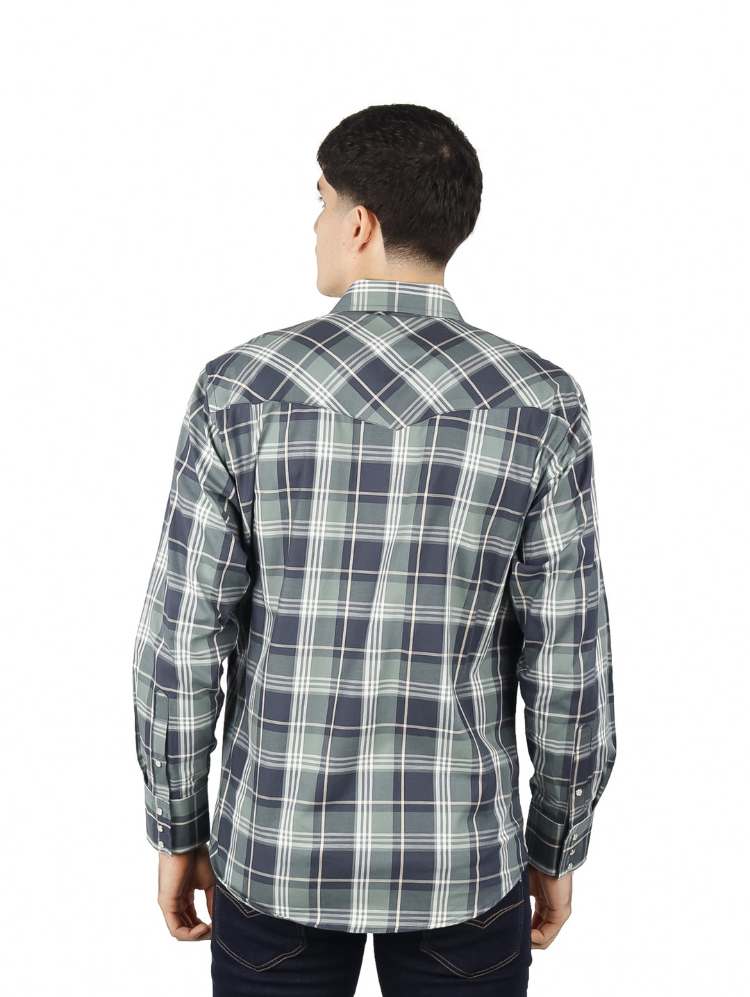 Hombre vistiendo una camisa Wrangler de manga larga con estampado de cuadros en tonos verde y gris.