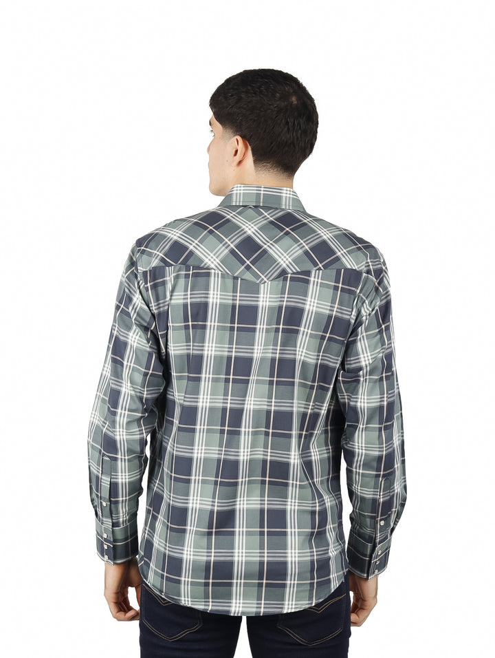 Hombre vistiendo una camisa Wrangler de manga larga con estampado de cuadros en tonos verde y gris.