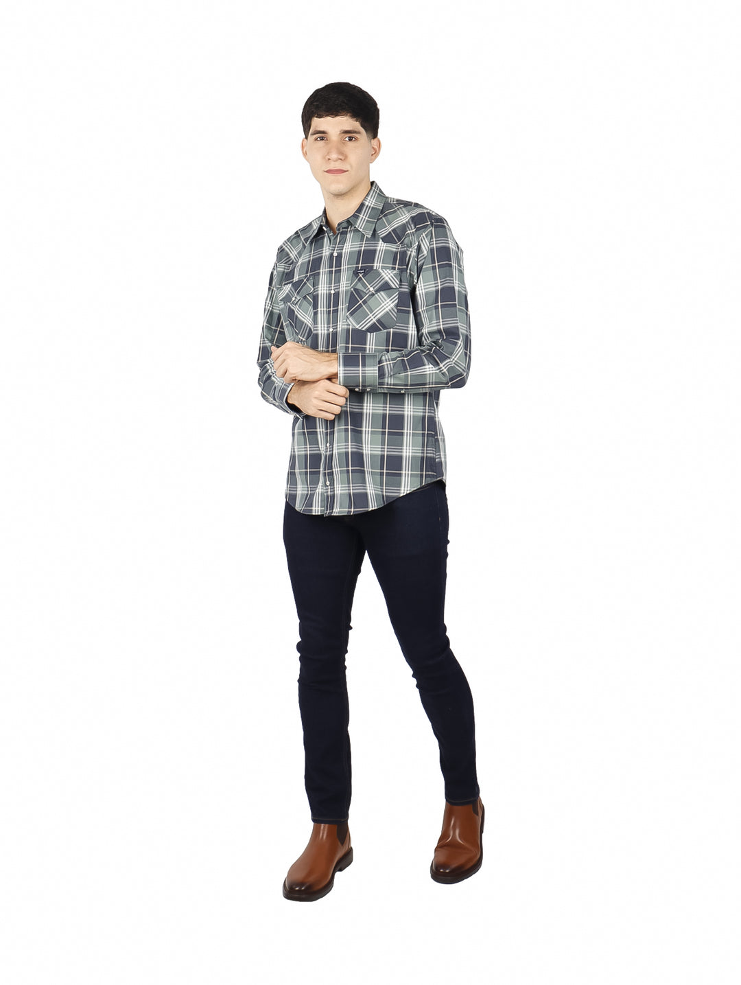 Hombre vistiendo una camisa Wrangler de manga larga con estampado de cuadros en tonos verde y gris.