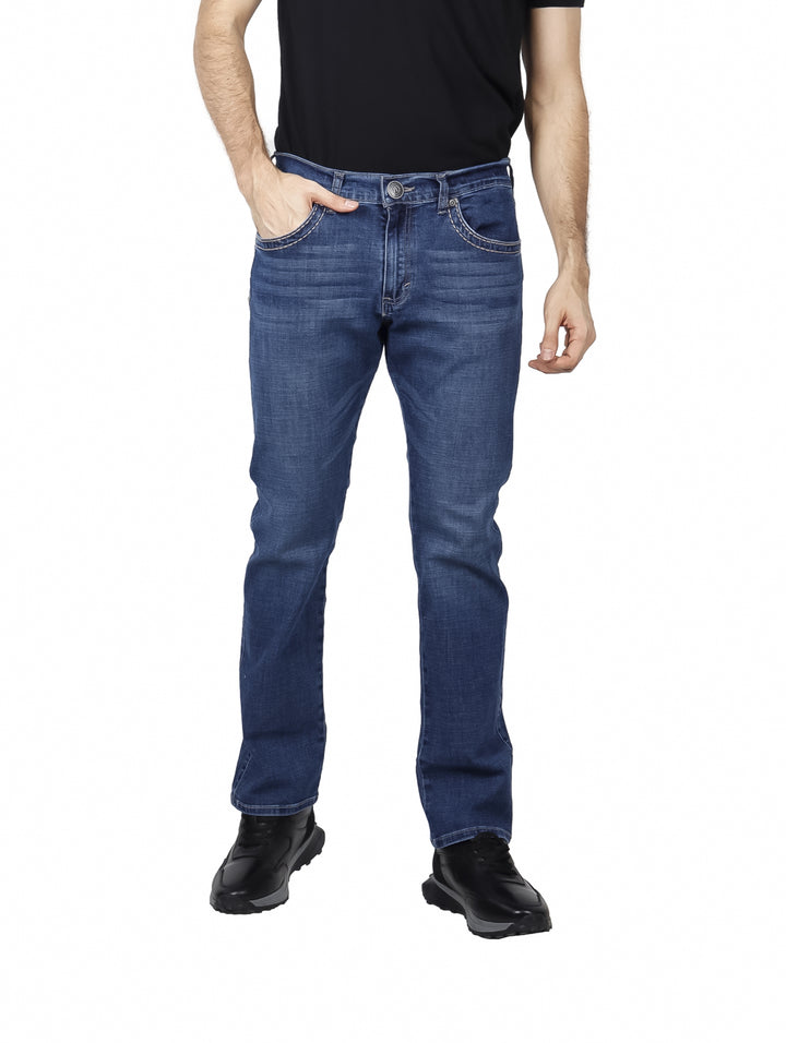 Hombre vistiendo jeans Wrangler slim straight color azul índigo.