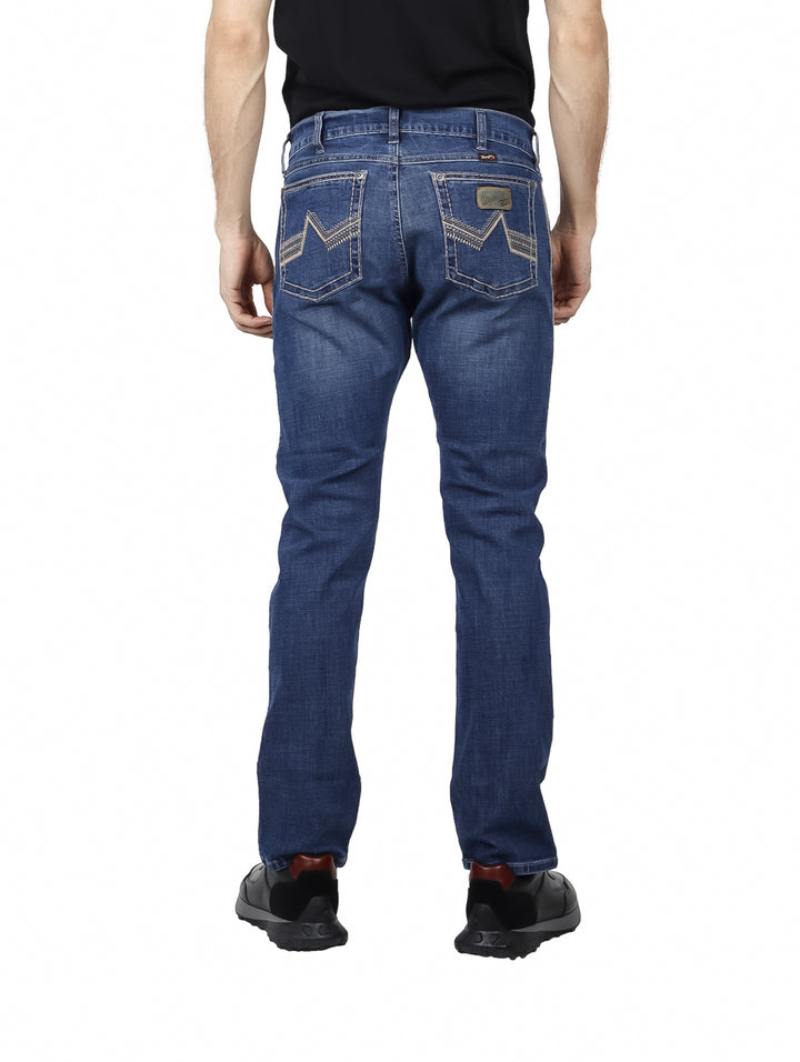 Hombre vistiendo jeans Wrangler slim straight color azul índigo.