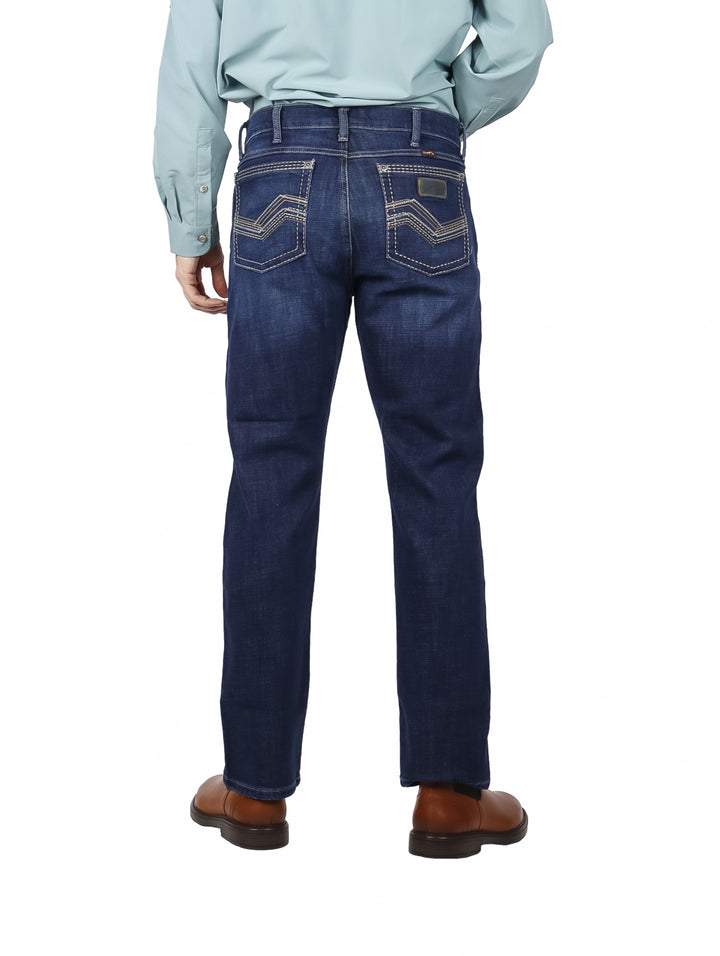 Hombre vistiendo pantalones jeans Wrangler color indigo en corte slim straight.