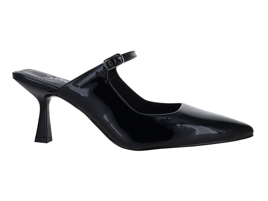Zapato de tacón negro de charol con correa y punta fina.