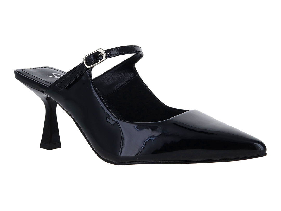 Zapato de tacón negro de charol con correa y punta fina.