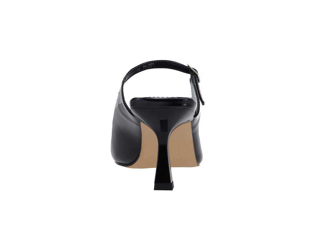 Zapato de tacón negro de charol con correa y punta fina.