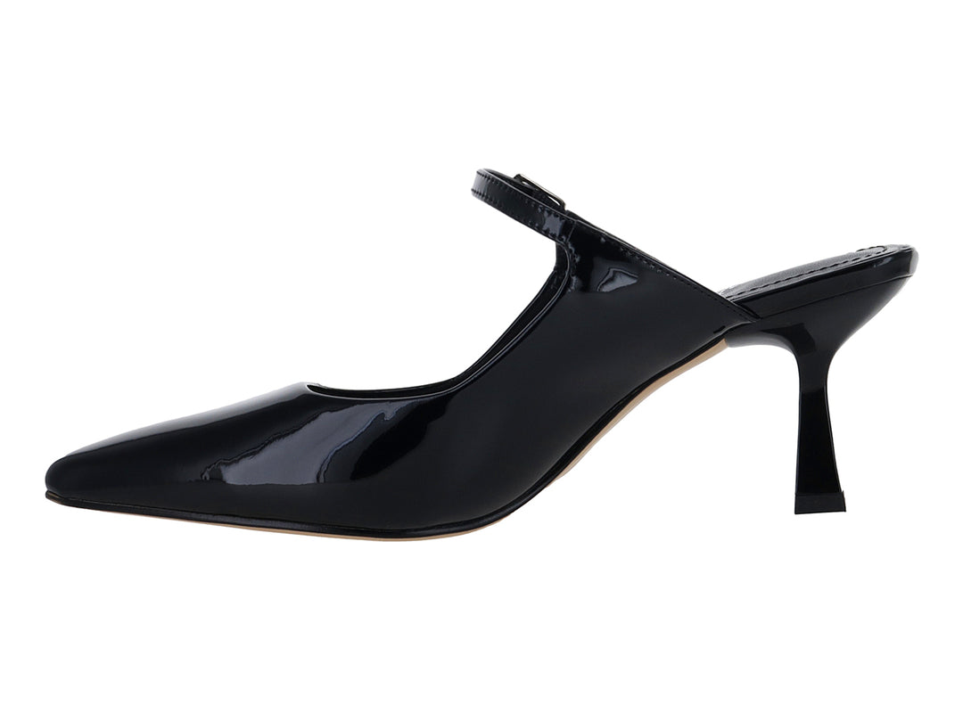 Zapato de tacón negro de charol con correa y punta fina.