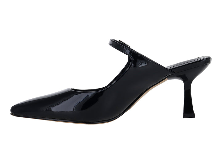 Zapato de tacón negro de charol con correa y punta fina.