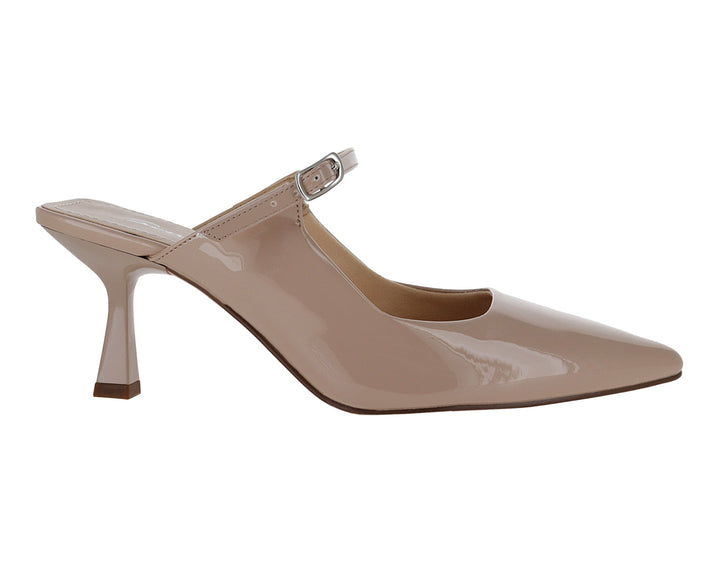 Zapato de tacón color beige neutro acabado charol brillante con correa y hebilla.