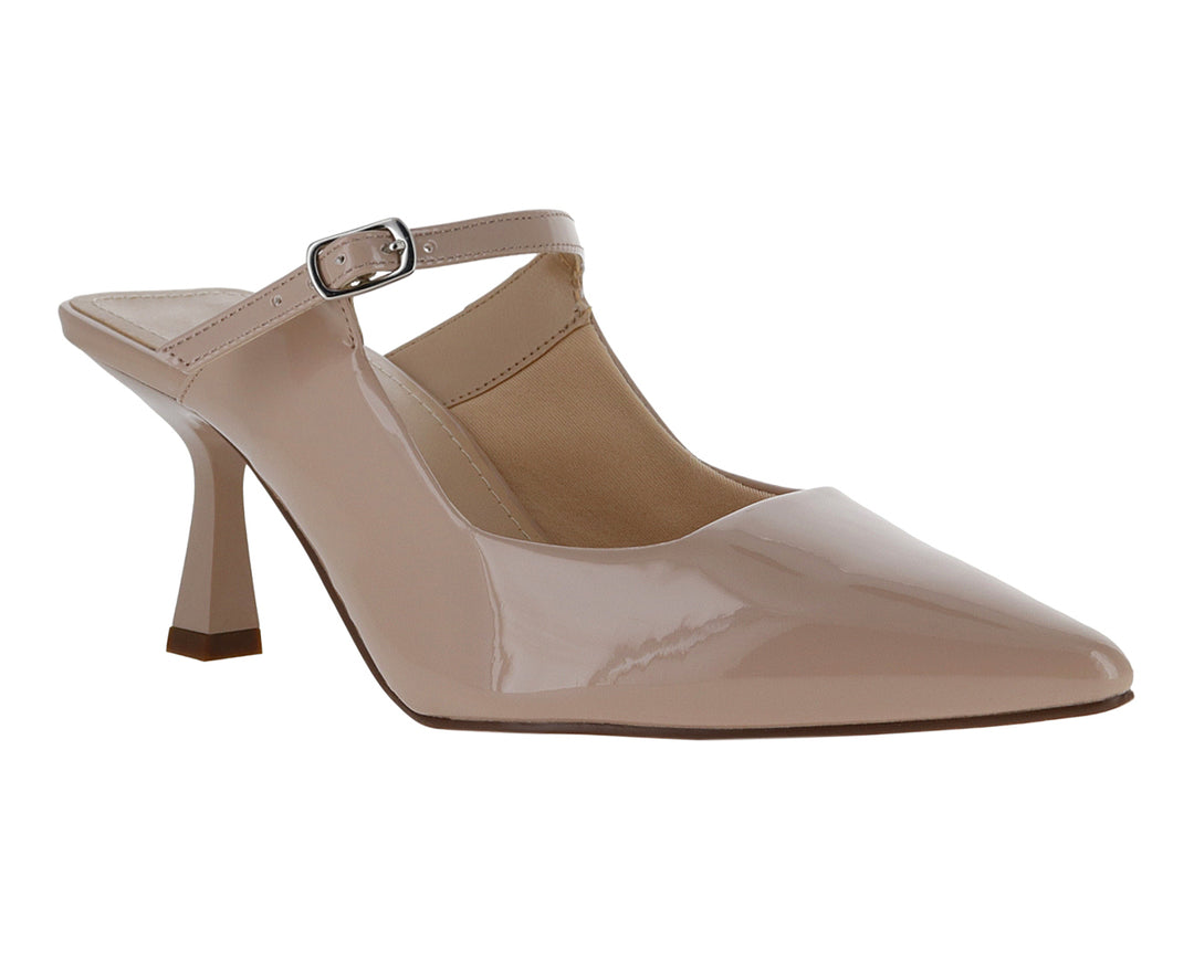Zapato de tacón color beige neutro acabado charol brillante con correa y hebilla.