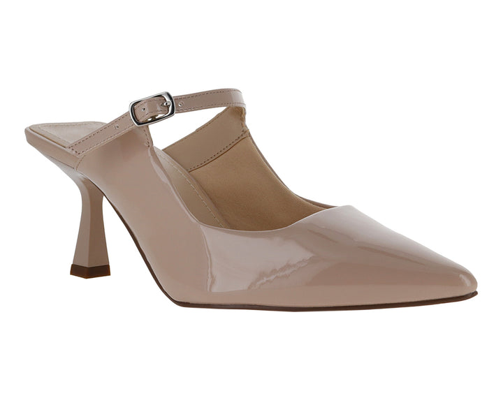 Zapato de tacón color beige neutro acabado charol brillante con correa y hebilla.