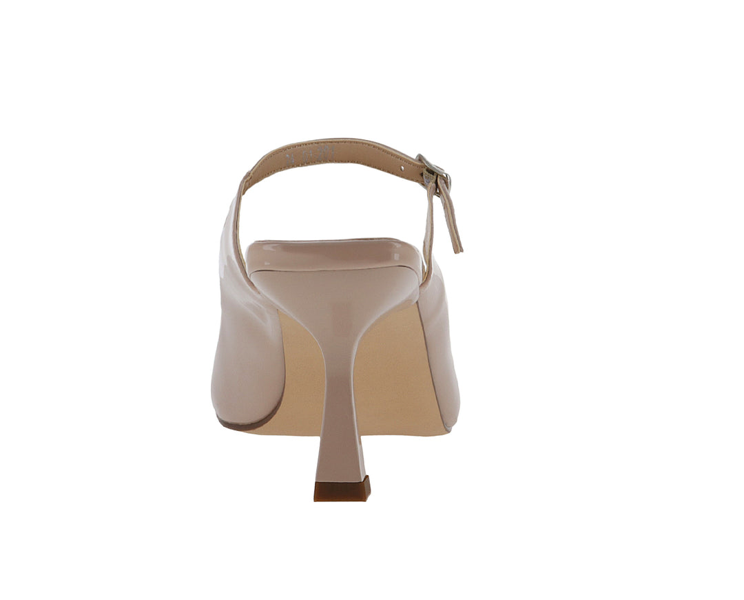 Zapato de tacón color beige neutro acabado charol brillante con correa y hebilla.
