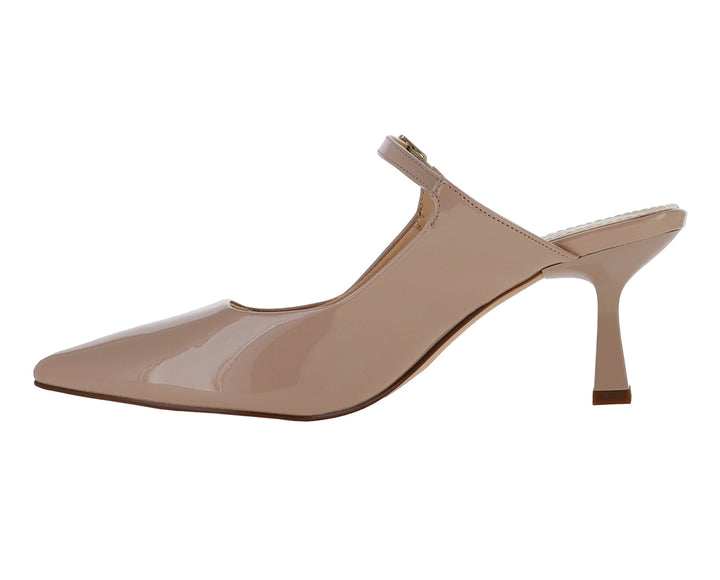 Zapato de tacón color beige neutro acabado charol brillante con correa y hebilla.