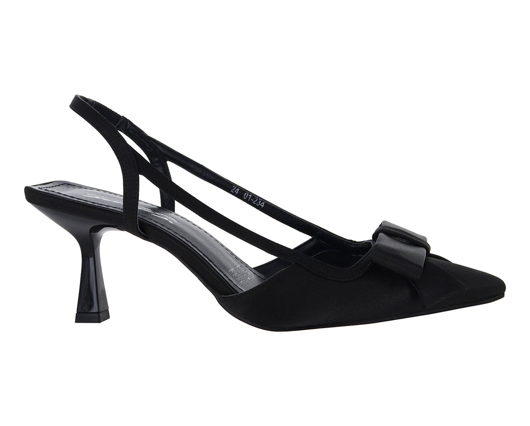 Zapato de tacón color negro con correa y detalle de moño en la punta.