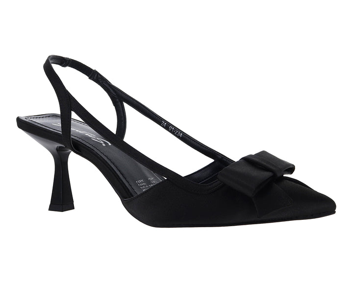 Zapato de tacón color negro con correa y detalle de moño en la punta.