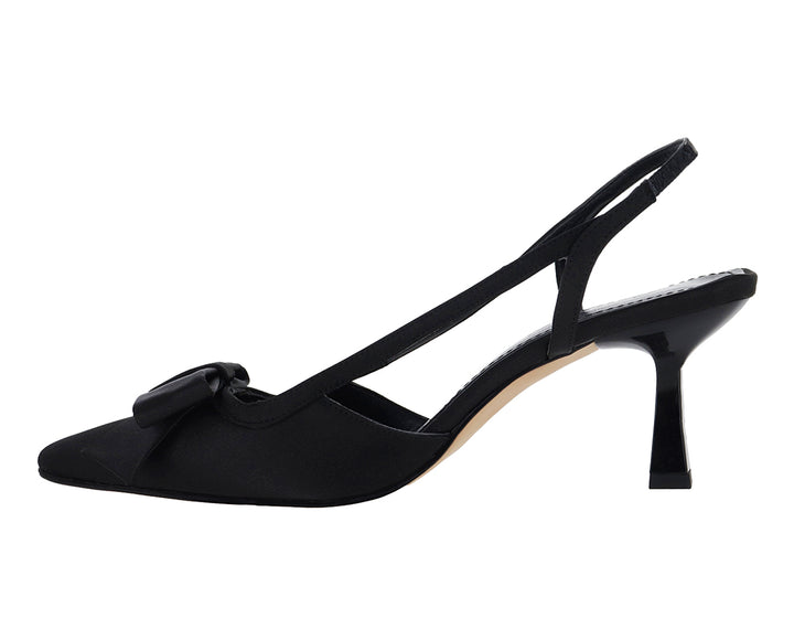 Zapato de tacón color negro con correa y detalle de moño en la punta.