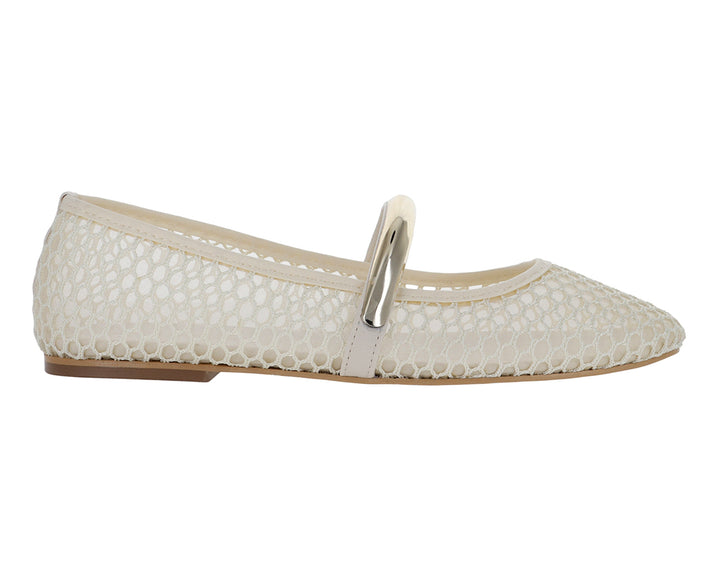 Zapatos planos tipo ballerinas color ice con acabado de malla y detalle metálico superior.