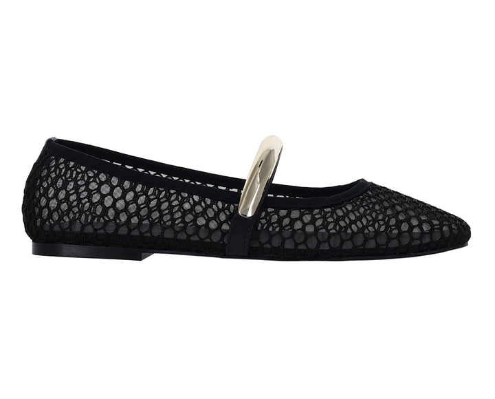 Zapato tipo ballerina negro con textura de malla y hebilla metálica dorada.