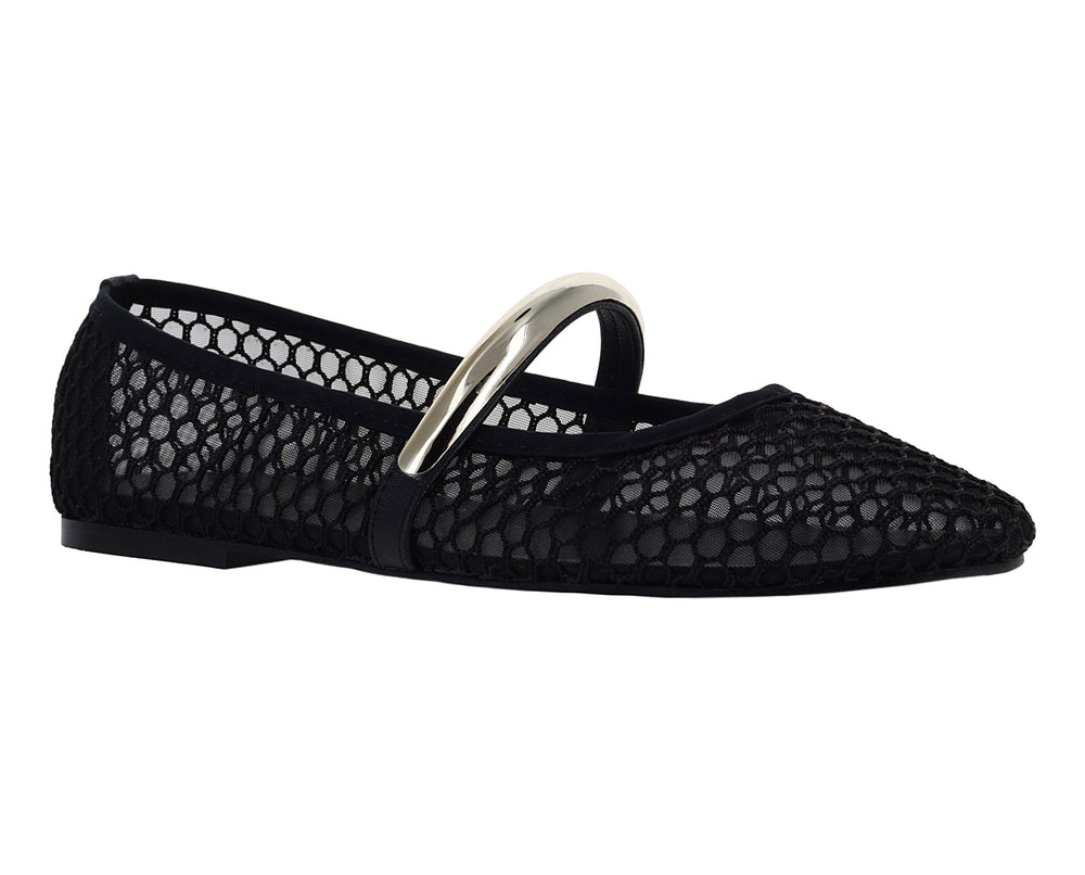Zapato tipo ballerina negro con textura de malla y hebilla metálica dorada.