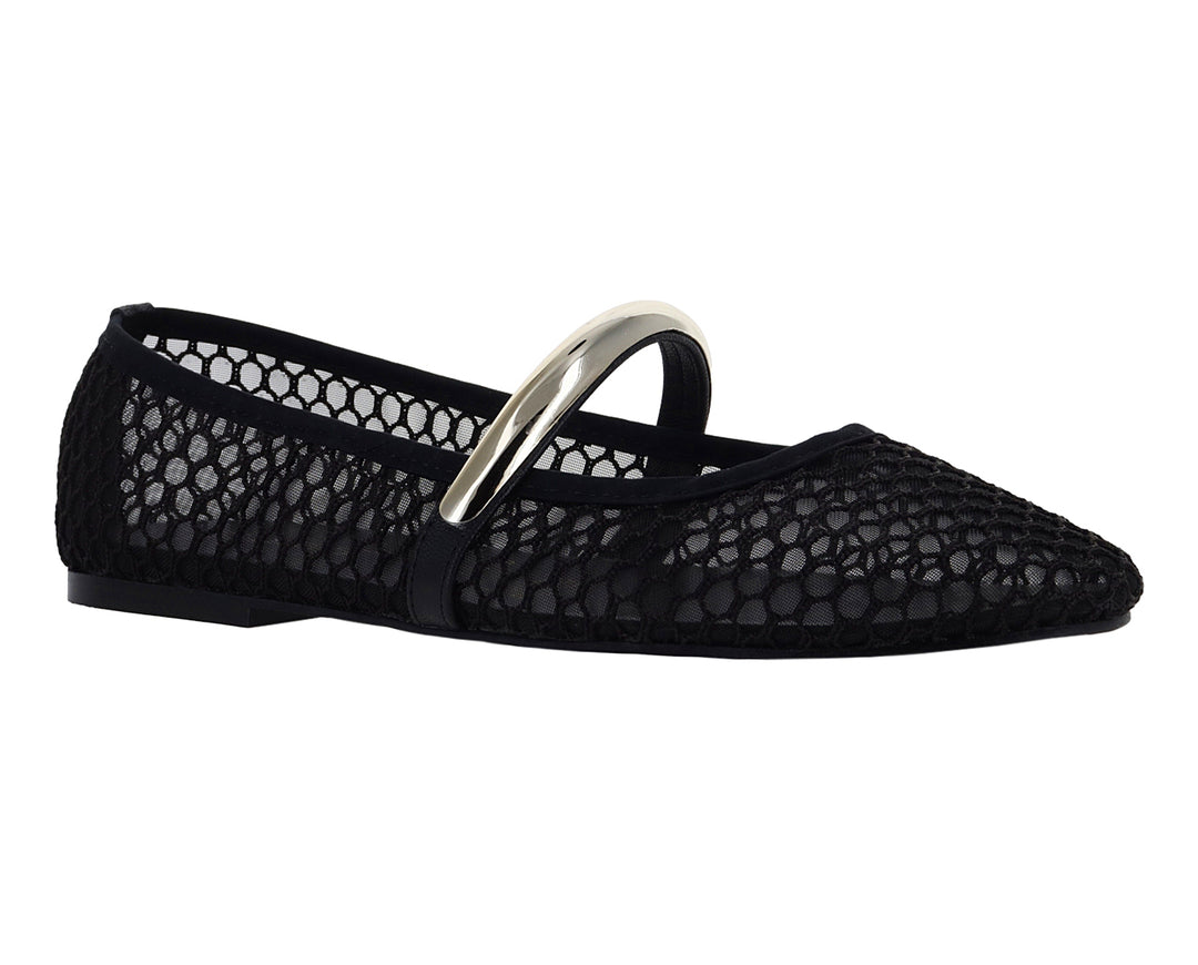 Zapato tipo ballerina negro con textura de malla y hebilla metálica dorada.