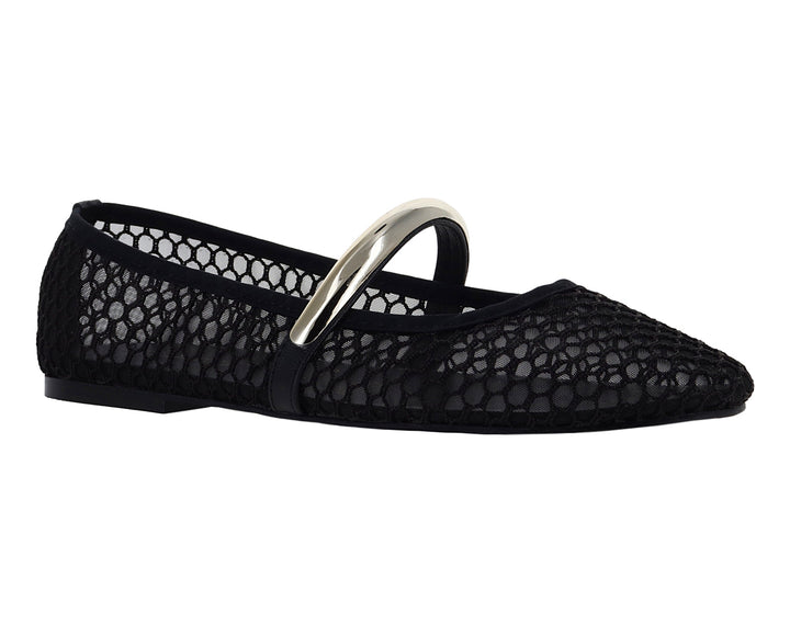 Zapato tipo ballerina negro con textura de malla y hebilla metálica dorada.