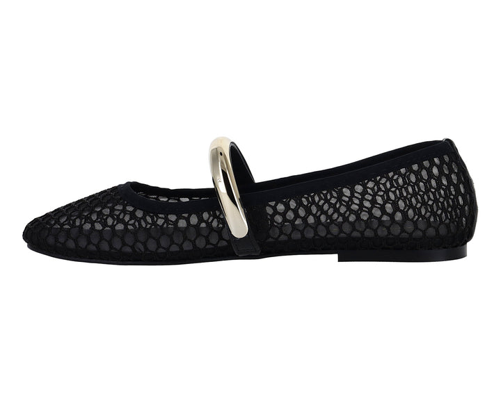 Zapato tipo ballerina negro con textura de malla y hebilla metálica dorada.