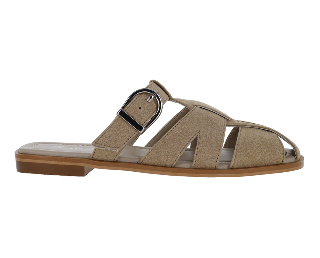 Sandalias color beige para mujer con diseño de tiras y hebilla plateada.