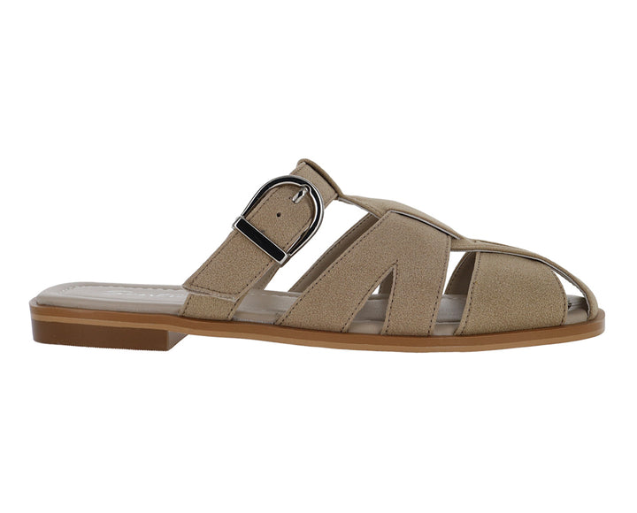 Sandalias color beige para mujer con diseño de tiras y hebilla plateada.