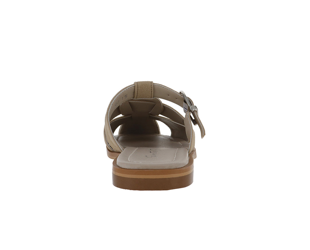 Sandalias color beige para mujer con diseño de tiras y hebilla plateada.
