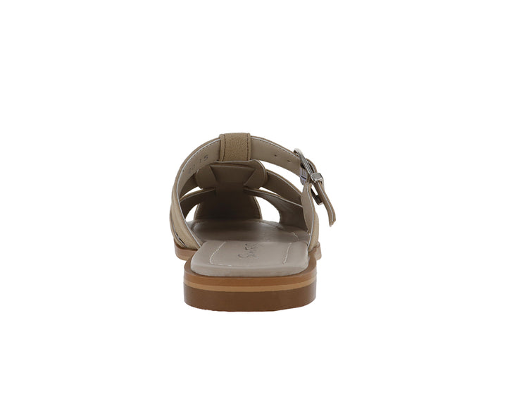 Sandalias color beige para mujer con diseño de tiras y hebilla plateada.