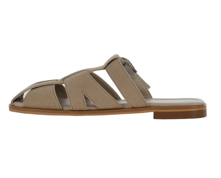 Sandalias color beige para mujer con diseño de tiras y hebilla plateada.